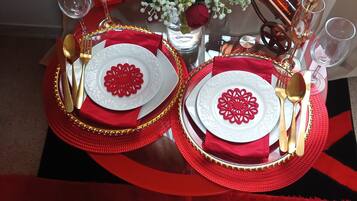 3 عدّة غرف نوم وأغطية فراش متميزة وألحفة محشوة بالريش