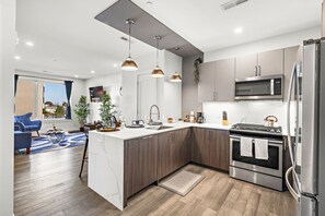 Frigorífico, microondas, horno y placa de cocina