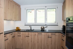 Kühlschrank, Ofen, Geschirrspüler, Wasserkocher mit Kaffee-/Teezubehör