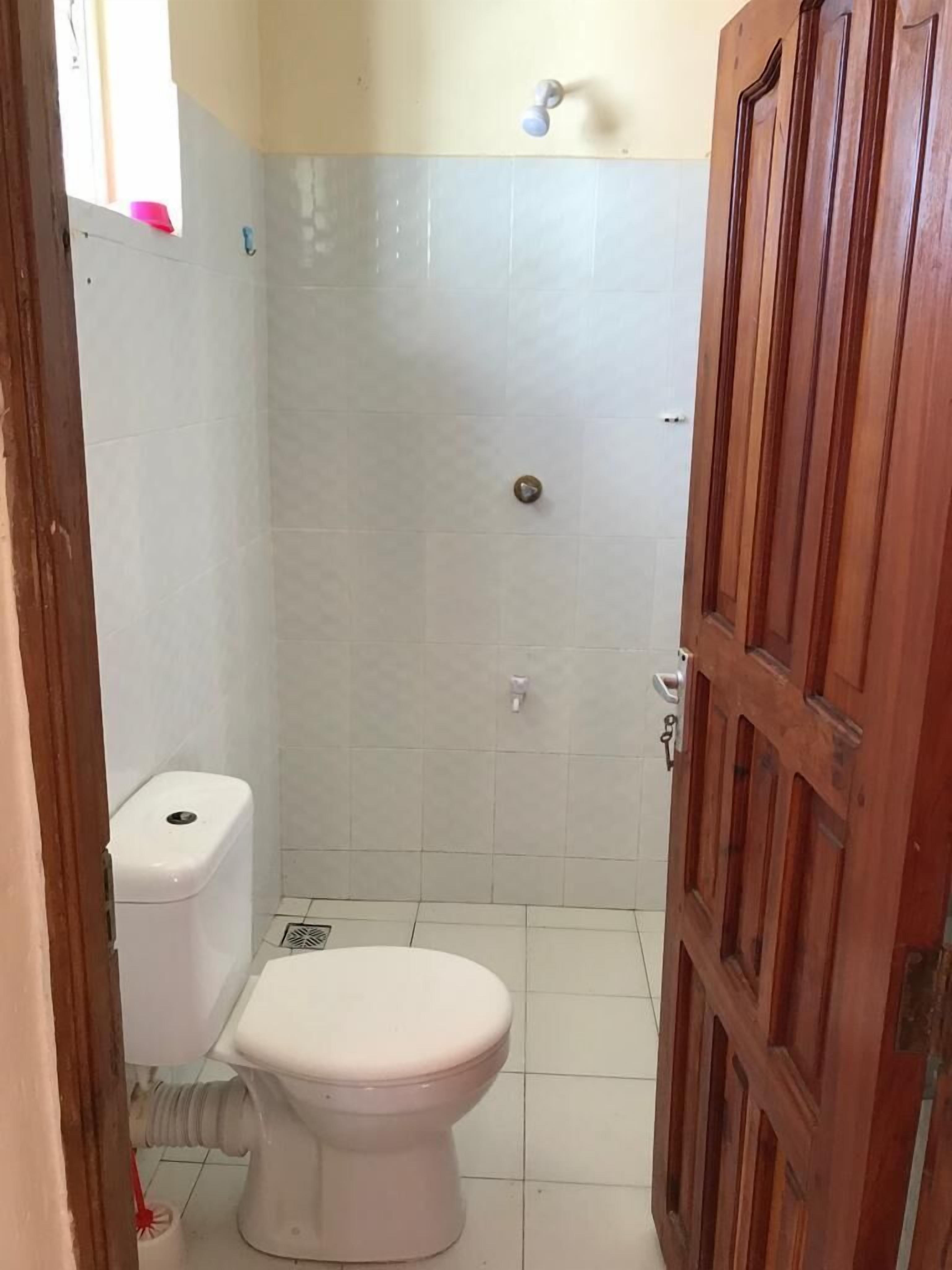 Business Apartment | Bathroom | Shower, free toiletries, slippers, bidet