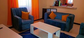 비즈니스 아파트 | 거실 공간 | 디지털 채널 시청이 가능한 24인치 스마트 TV