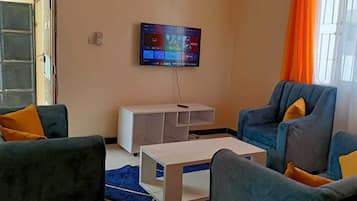 Apartamento empresarial | Área de estar | Smart TV 24 polegadas com canais digitais