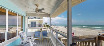 True Beach House Experience! In the Heart of Madeira Beach. Classic, Unique, Very Comfortable.