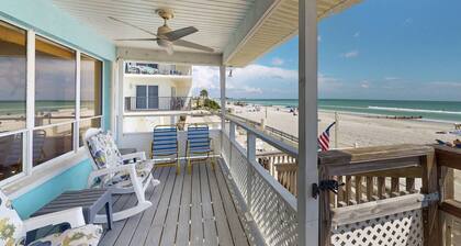 True Beach House Experience! In the Heart of Madeira Beach. Classic, Unique, Very Comfortable.