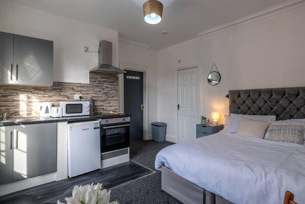 Studio, 1 Tempat Tidur Queen | Setrika/meja setrika, Wi-Fi gratis, dan seprai linen