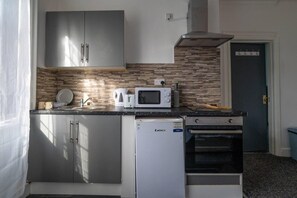 Studio, 1 Tempat Tidur Queen | Dapur pribadi | Lemari es, microwave, oven, dan kompor