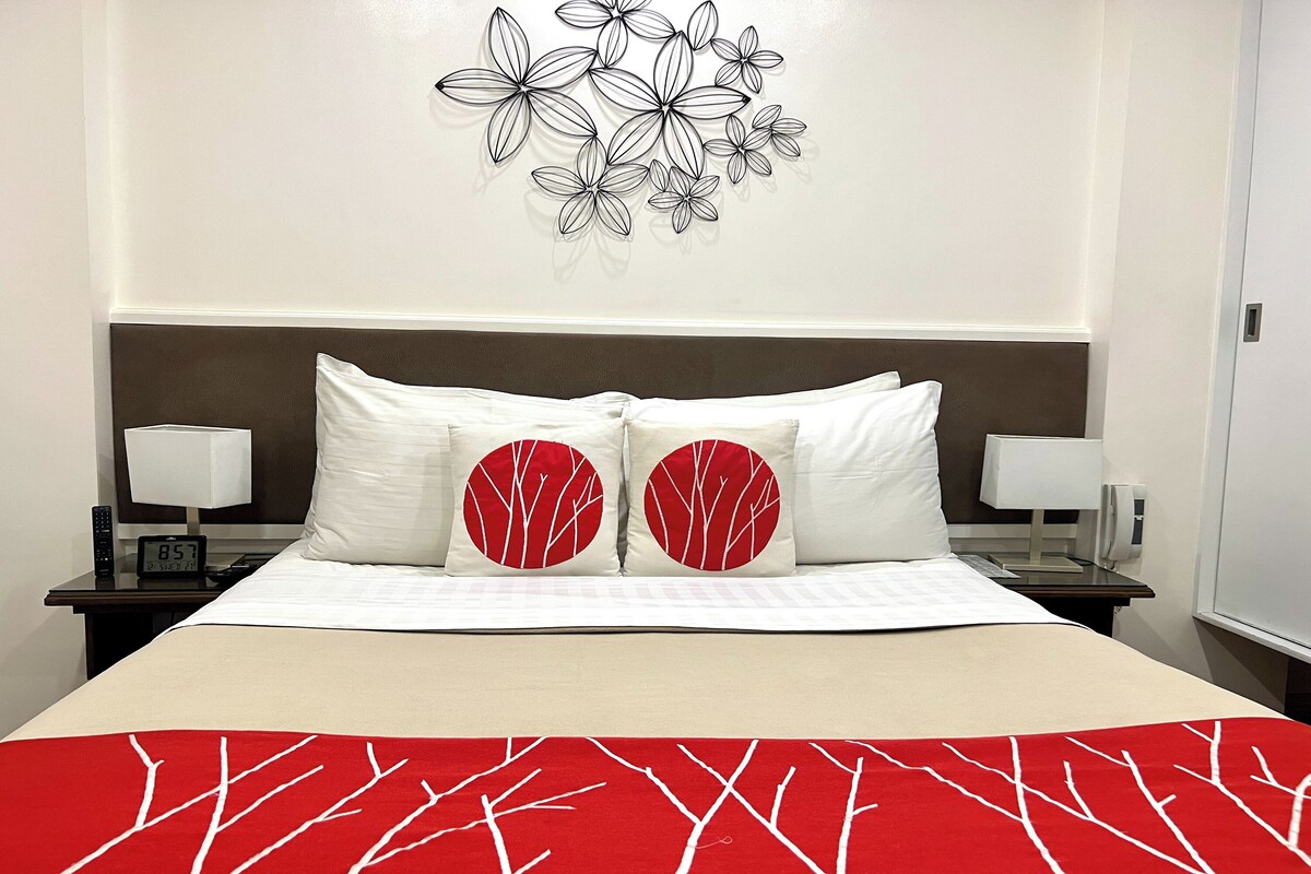 In-room safe, desk, WiFi (free)