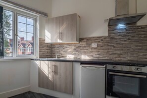 Studio, 1 Queen Bed | Private kitchen | Fridge, microwave, oven, stovetop - Impeccable Flat 1-bed Studio12 in Coventry (Coventry)