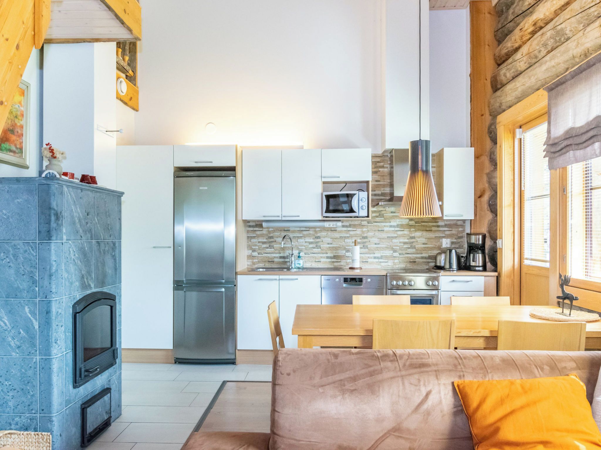 Una cocina moderna con microondas, estufa y refrigerador integrados.