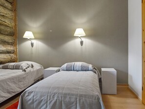 A room with two beds, each with a pillow and a bedside table. - Nilikuru d9 by Interhome (Inari)
