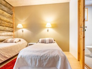 3 habitaciones, escritorio y tabla de planchar con plancha 