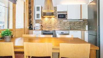 Kylskåp, mikrovågsugn, diskmaskin och brödrost