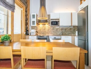 Jääkaappi, mikroaaltouuni, astianpesukone, leivänpaahdin