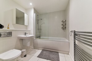 Apartment | Badezimmer | Dusche, Handtücher
