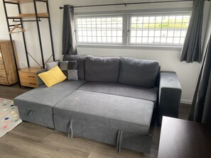 TV - Hear the birds , relax in the sun with privacy. (Hastings)