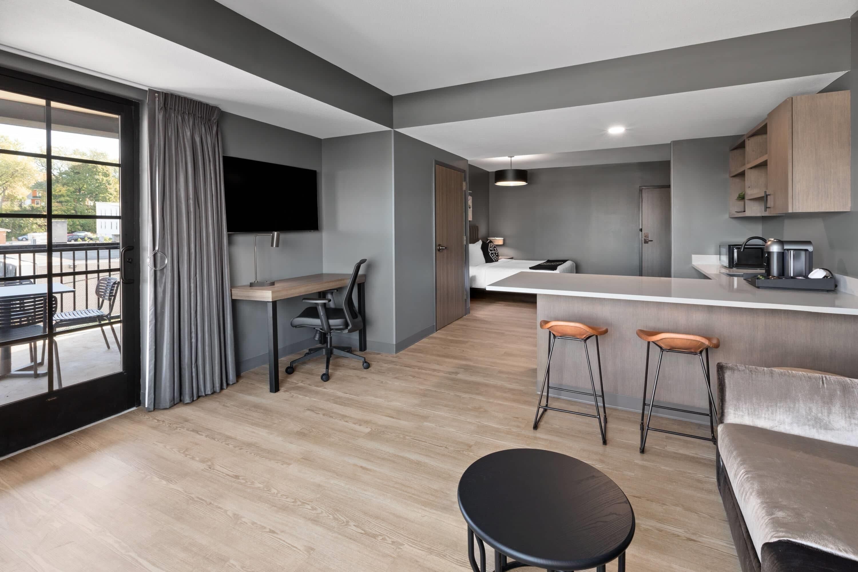 Deluxe-Suite, 1 King-Bett, barrierefrei, Nichtraucher (Mobility, Roll-In Shower, River View) | Bügeleisen/Bügelbrett, kostenloses WLAN
