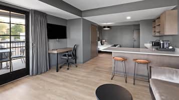 Deluxe-Suite, 1 King-Bett, barrierefrei, Nichtraucher (Mobility, Roll-In Shower, River View) | Bügeleisen/Bügelbrett, kostenloses WLAN