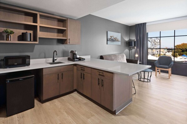 Deluxe Suite, 1 King Bed, Accessible, Non Smoking (Mobility, Roll-In Shower, River View) | Iron/ironing board, free WiFi - Riverbend Hotel and Suites, Trademark Collection by Wyndham (Ashtabula)