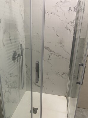 Dusche, Haartrockner, Bidet, Handtücher