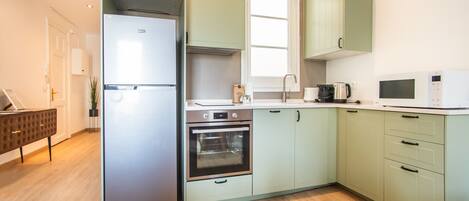 Fridge, microwave, oven, coffee/tea maker