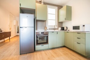 Fridge, microwave, oven, coffee/tea maker