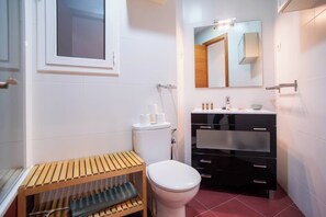 Secador de cabelo, toalhas de banho