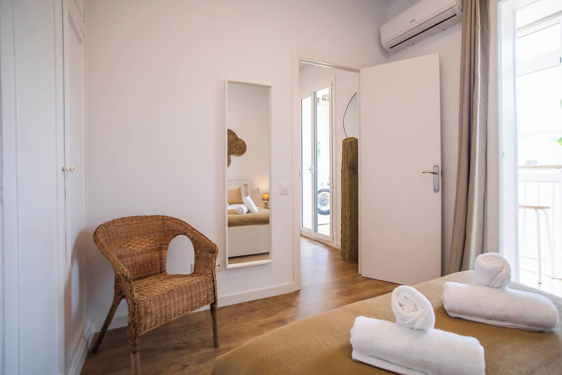 3 habitaciones, tabla de planchar con plancha, wifi y ropa de cama 