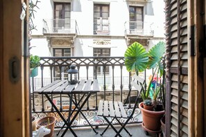 Unclassified image, 4 of 27, button