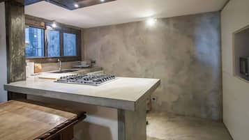 Coffee/tea maker, fridge, microwave, dishwasher