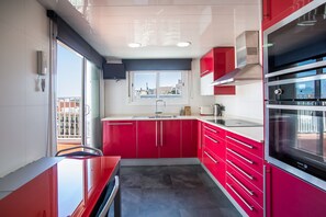 Kylskåp, mikrovågsugn, ugn och diskmaskin