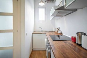 Kühlschrank, Mikrowelle, Ofen, Wasserkocher mit Kaffee-/Teezubehör