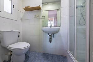 Sèche-cheveux, serviettes fournies