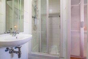 Sèche-cheveux, serviettes fournies