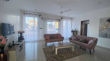 Apartamento luxo | Área de estar | Smart TV 32 polegadas com canais digitais