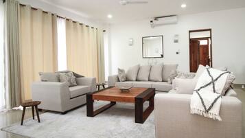 Lyxlägenhet | Vardagsrum | 32-tums smart-tv med digitalkanaler