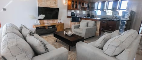 Departamento Elite | Área de sala de estar | Smart TV de 32 pulgadas con canales digitales