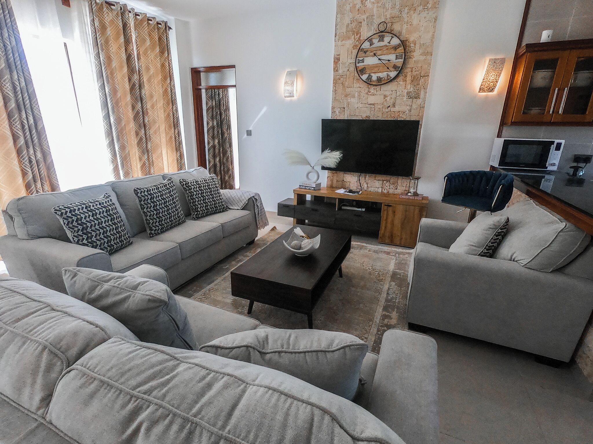 Leilighet – elite | Oppholdsområde | En 32-tommers smart-TV med digitale kanaler