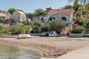 Free self-parking - Beachfront apt at Exclusive Location Near Center (Rogoznica)