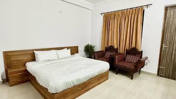 3 habitaciones, tabla de planchar con plancha y ropa de cama