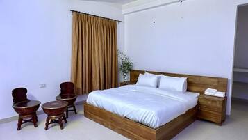 3 habitaciones, tabla de planchar con plancha y ropa de cama