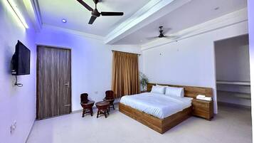 3 habitaciones, tabla de planchar con plancha y ropa de cama