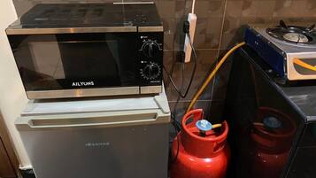 Comfort Apartment | Private kitchen | Fridge, microwave, cookware/dishes/utensils