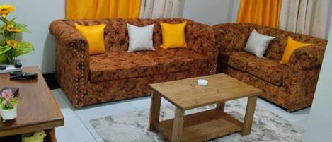 Căn hộ Deluxe | Khu phòng khách | Smart TV 24-inch có truyền hình kỹ thuật số