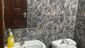 Deluxe Apartment | Bathroom | Shower, rainfall showerhead, free toiletries, slippers