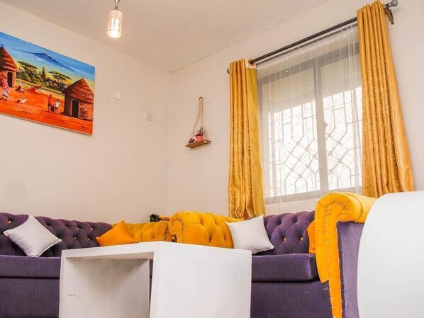 Appartement Confort | Aire de séjour | Téléviseur connecté de 24 po avec télévision numérique