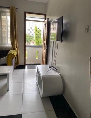 Appartement Confort | Coin séjour | TV connectée de 24 pouces avec chaînes numériques