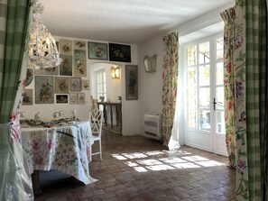 Dining - Typical Provencal Villa in Gordes village center with garden, parking and pool. (Gordes)