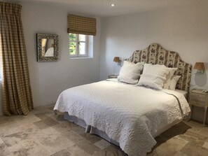 4 bedrooms, in-room safe, desk, iron/ironing board - Typical Provencal Villa in Gordes village center with garden, parking and pool. (Gordes)