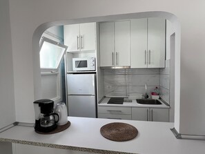 Jääkaappi, mikroaaltouuni, liesi, kahvin-/teenkeitin