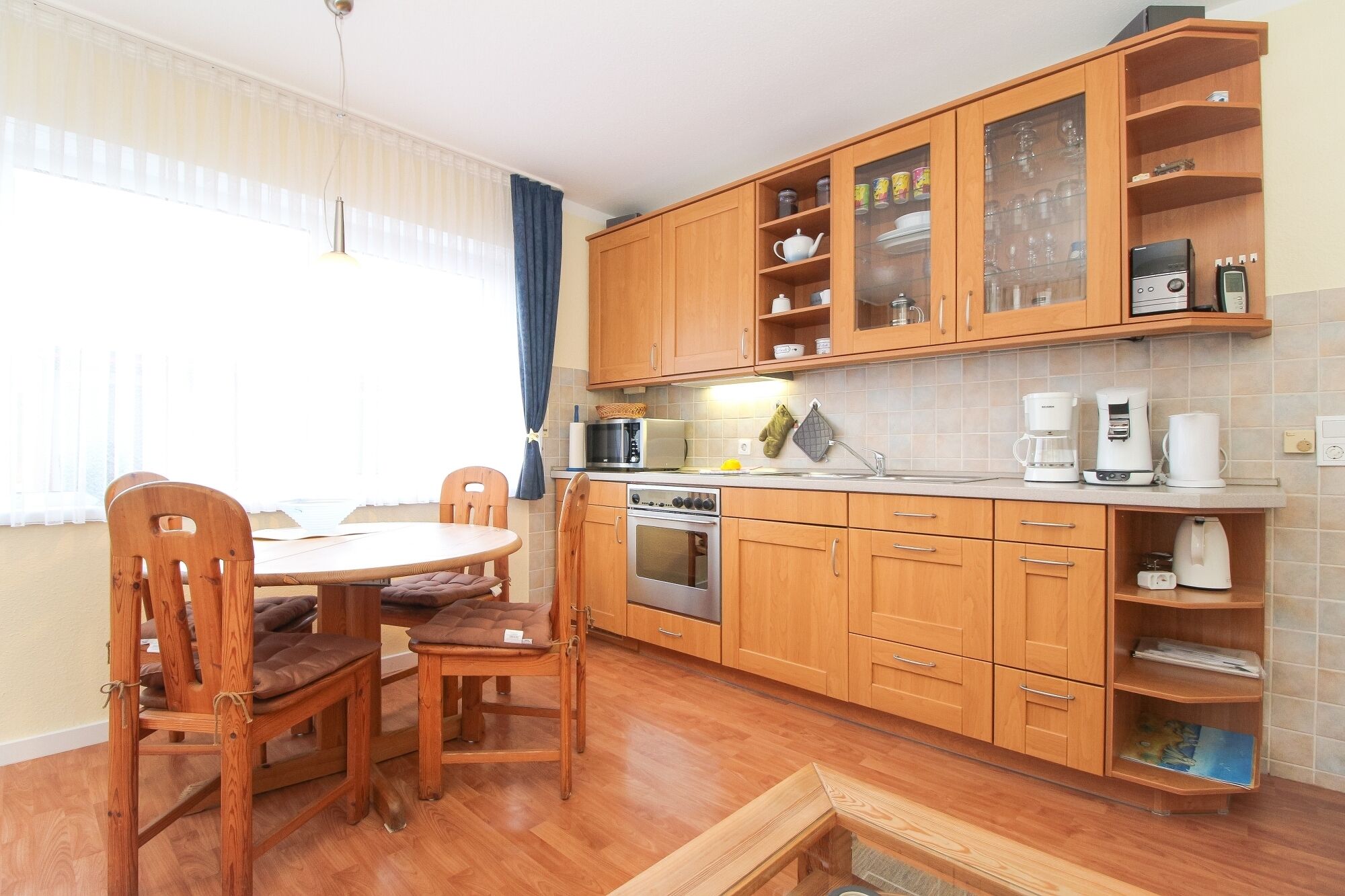 Kühlschrank, Ofen, Herdplatte, Wasserkocher mit Kaffee-/Teezubehör